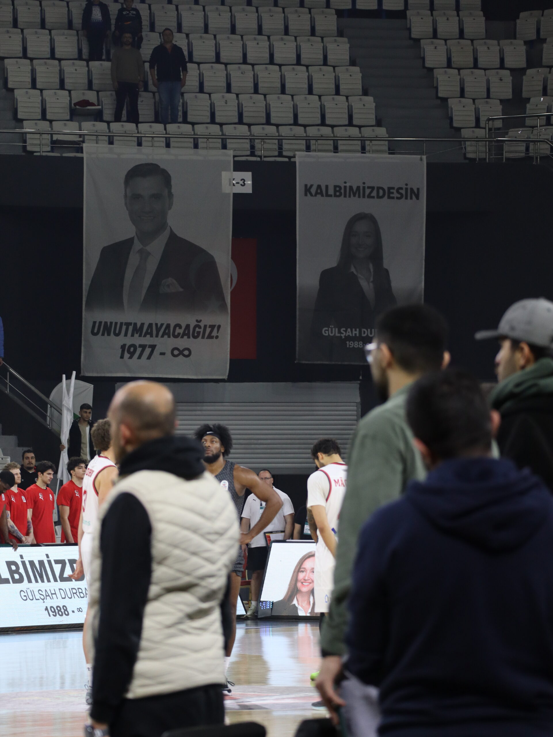 DURBAY VE ZEYREK’İ PARKEDE ANDILAR